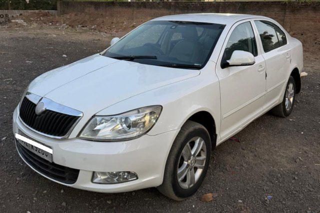 Skoda Laura Ambiente 2.0 TDI CR MT Second-hand 2013 Skoda Laura Ambiente 2.0 TDI CR MT for sale in Ahmedabad