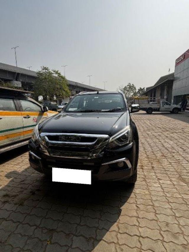 Isuzu MU-X 2WD Second-hand 2018 Isuzu MU-X 2WD for sale in Ahmedabad