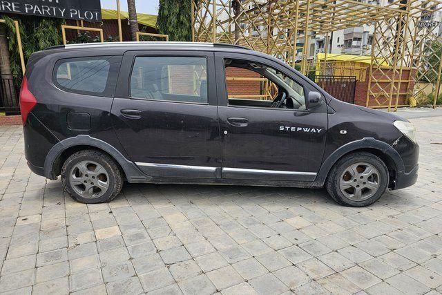 Renault Lodgy 85PS RxZ Second-hand 2015 Renault Lodgy 85PS RxZ for sale in Ahmedabad