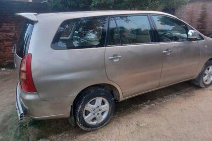 Used 2.5 V Diesel 7-seater