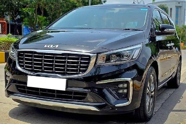 Second-hand 2023 Kia Carnival Limousine Plus for sale in Mumbai