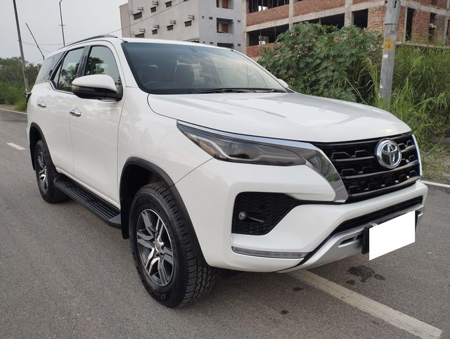 Second-hand 2023 Toyota Fortuner 4X2 Diesel AT for sale in New Delhi