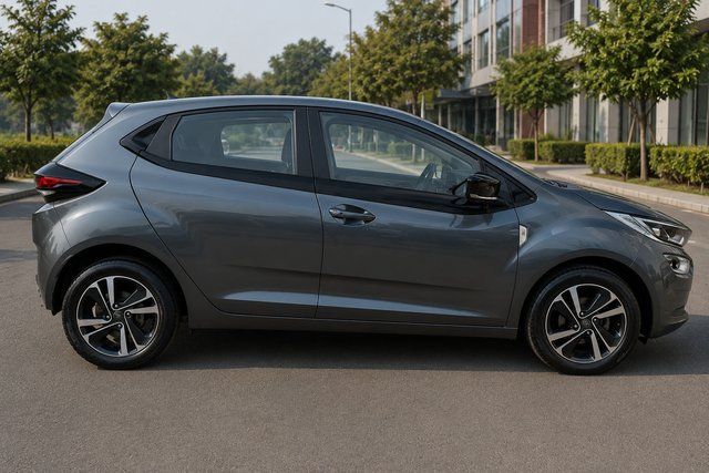Second-hand 2023 Tata Altroz XZ Plus DCT BSVI for sale in New Delhi