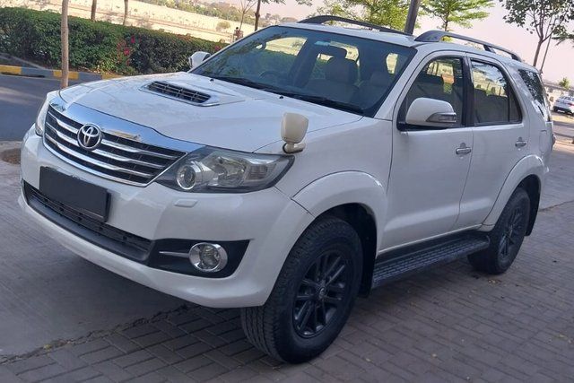 Second-hand 2015 Toyota Fortuner 4x2 AT for sale in Ahmedabad