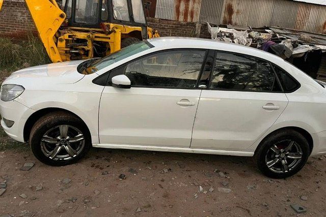 Skoda Rapid 1.5 TDI Ambition Plus Second-hand 2015 Skoda Rapid 1.5 TDI Ambition Plus for sale in Vijapur