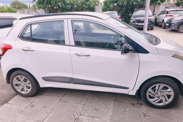Hyundai Grand i10 CRDi Sportz Second-hand 2016 Hyundai Grand i10 CRDi Sportz for sale in Solapur