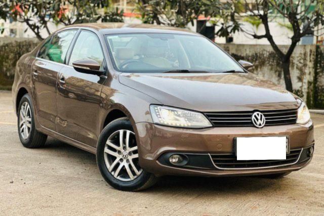 Second-hand 2014 Volkswagen Jetta 2.0L TDI Highline AT for sale in Nashik