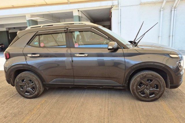 Hyundai Venue E Plus Second-hand 2024 Hyundai Venue E Plus for sale in Pune