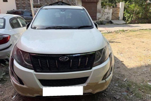 Mahindra XUV500 R W10 FWD Second-hand 2017 Mahindra XUV500 R W10 FWD for sale in Lucknow