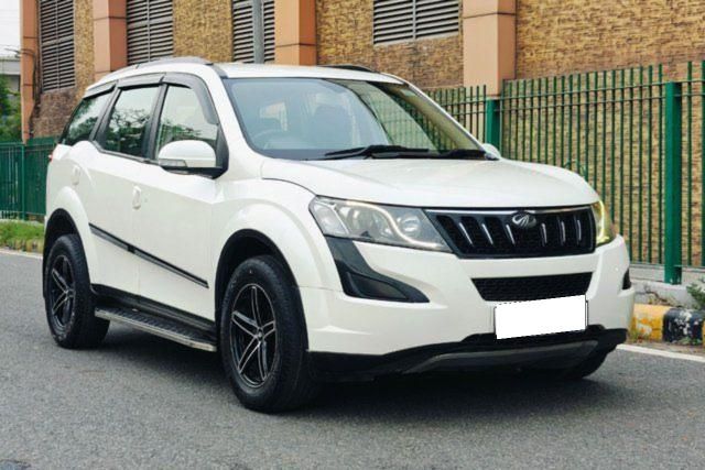 Second-hand 2017 Mahindra XUV500 AT W6 2WD for sale in New Delhi