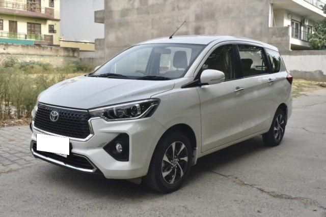 Second-hand 2024 Toyota Rumion V AT for sale in Gurgaon