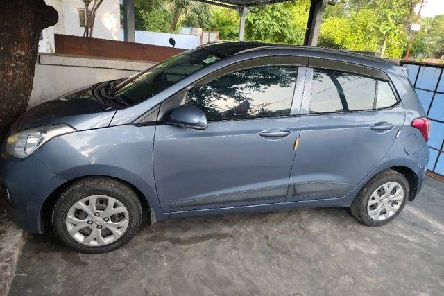 Second-hand 2016 Hyundai Grand i10 Sportz for sale in Karimnagar