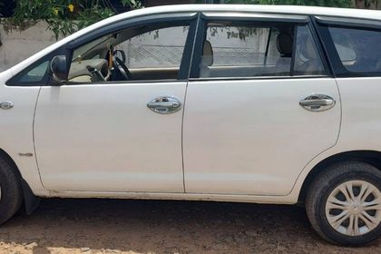 Used 2.5 V Diesel 7-seater