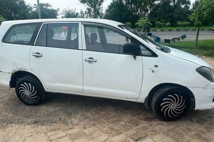 Used 2.5 V Diesel 7-seater