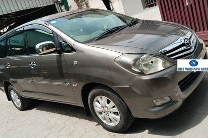 Used 2.5 V Diesel 8-seater