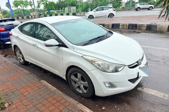 Hyundai Elantra CRDi SX Second-hand 2014 Hyundai Elantra CRDi SX for sale in Surat