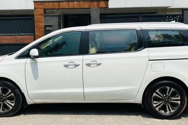 Second-hand 2023 Kia Carnival Prestige for sale in New Delhi