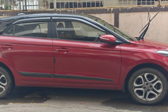Hyundai i20 1.2 Asta Dual Tone Second-hand 2018 Hyundai i20 1.2 Asta Dual Tone for sale in Surat