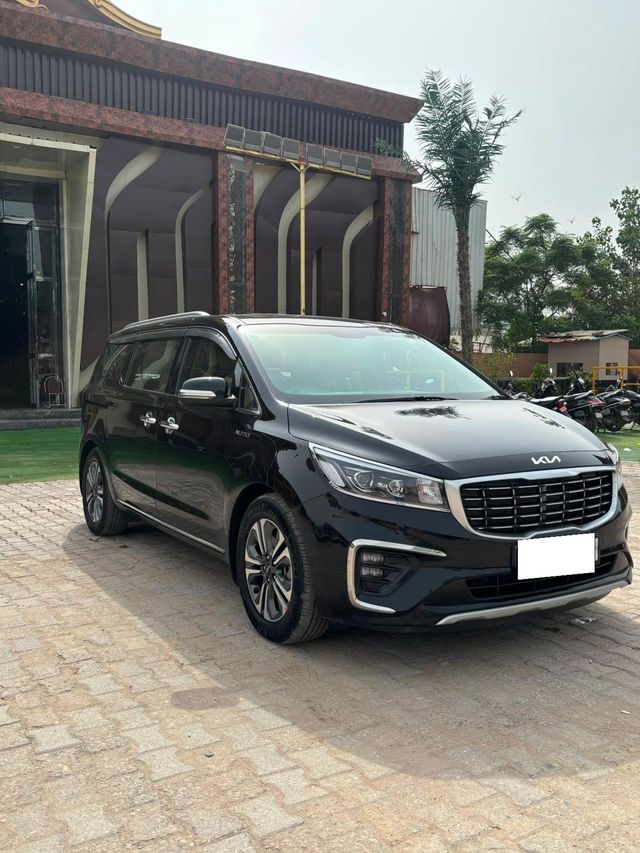 Second-hand 2022 Kia Carnival Limousine Plus for sale in New Delhi