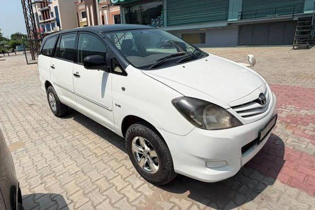 Second-hand 2009 Toyota Innova 2.5 E for sale in Banga