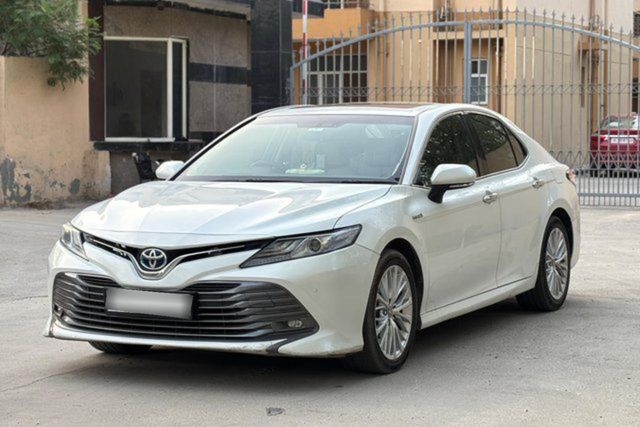 Second-hand 2020 Toyota Camry Hybrid 2.5 for sale in New Delhi