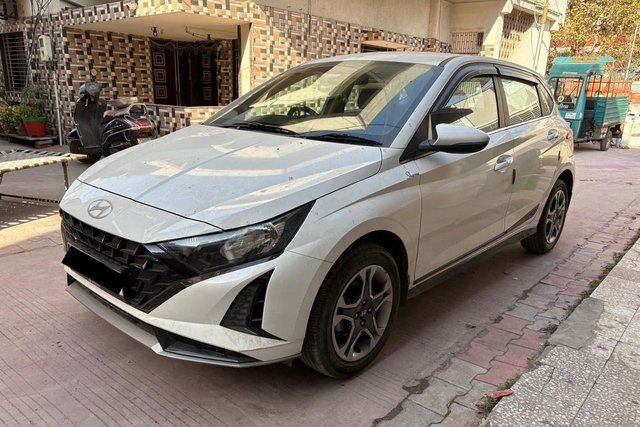 Hyundai i20 Sportz IVT Second-hand 2024 Hyundai i20 Sportz IVT for sale in Ahmedabad
