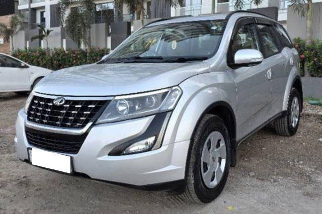 Mahindra XUV500 W7 BSIV Second-hand 2018 Mahindra XUV500 W7 BSIV for sale in Surat