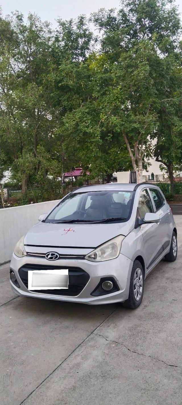 Second-hand 2015 Hyundai Grand i10 Sportz for sale in Panchkula