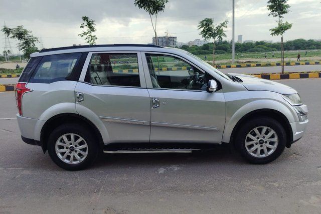 Second-hand 2017 Mahindra XUV500 AT W10 FWD for sale in Hyderabad