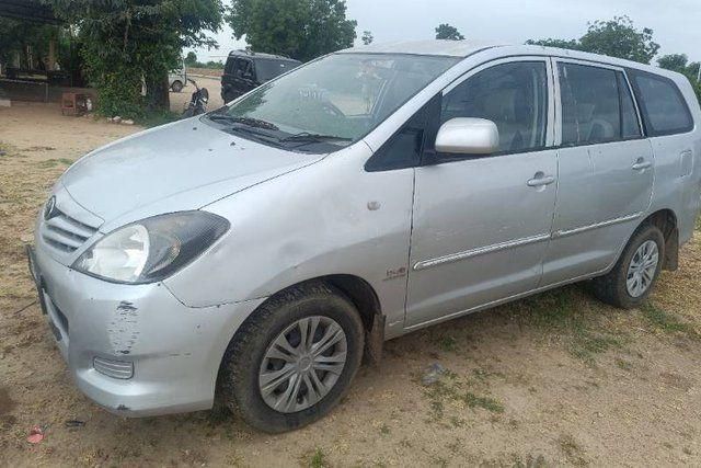 Toyota Innova 2.5 E 7 STR Second-hand 2011 Toyota Innova 2.5 E 7 STR for sale in Banaskantha