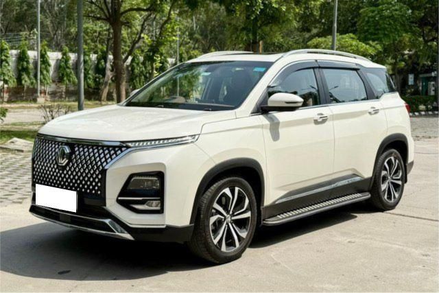 Second-hand 2024 MG Hector Plus Sharp Pro CVT 7 Str 2023-2025 for sale in New Delhi
