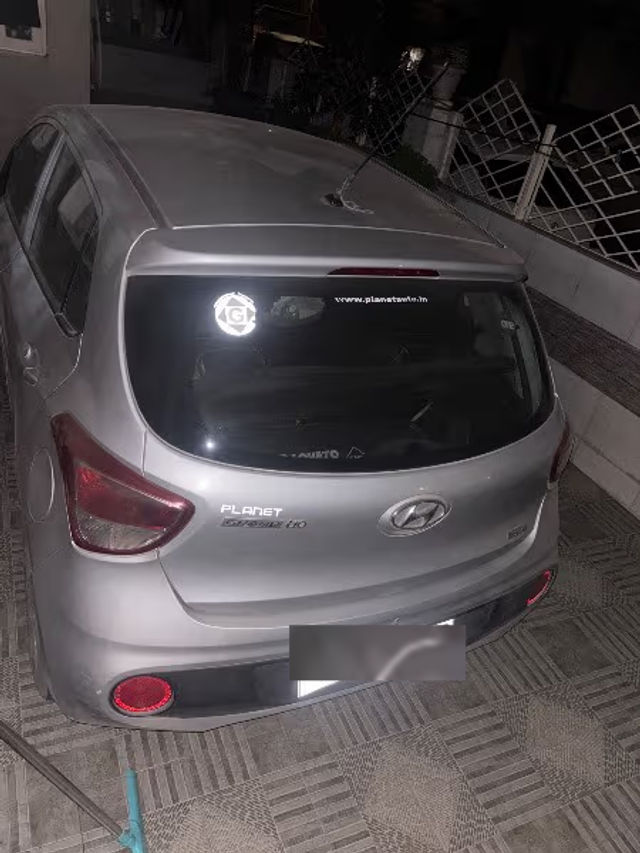 Hyundai Grand i10 Magna Second-hand 2017 Hyundai Grand i10 Magna for sale in Ahmedabad