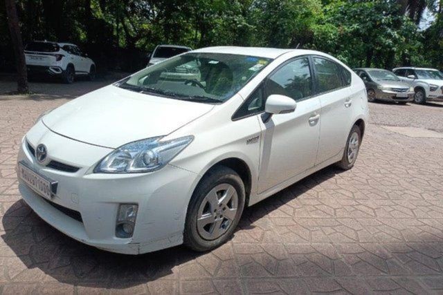 Toyota Prius Z6 Second-hand 2010 Toyota Prius Z6 for sale in Mumbai