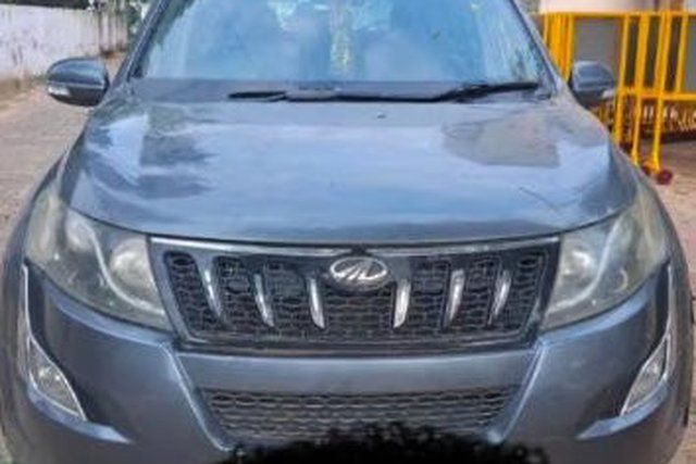 Mahindra XUV500 W10 AWD Second-hand 2016 Mahindra XUV500 W10 AWD for sale in Ahmedabad