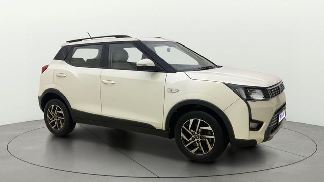 Mahindra XUV300 W6 Second-hand 2023 Mahindra XUV300 W6 for sale in Ahmedabad