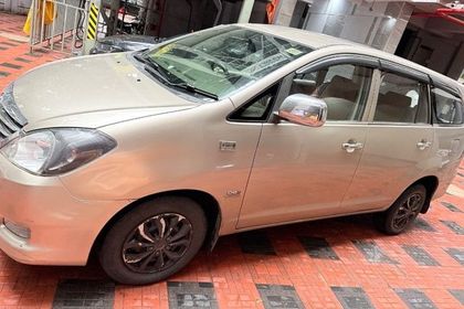 2011 Toyota Innova 2.5 E 8 STR