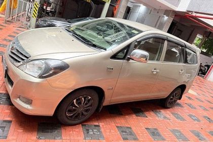 2011 Toyota Innova 2.5 E 8 STR