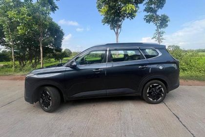 2025 Kia Carens प्रेस्टीज Opt