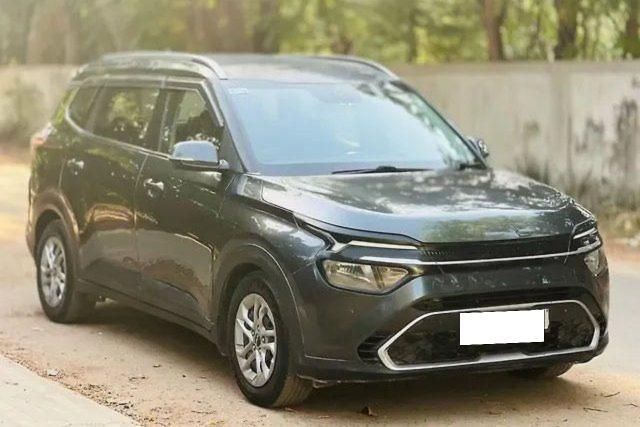 Second-hand 2022 Kia Carens Luxury Plus Turbo 6 STR 2022-2023 for sale in Ahmedabad