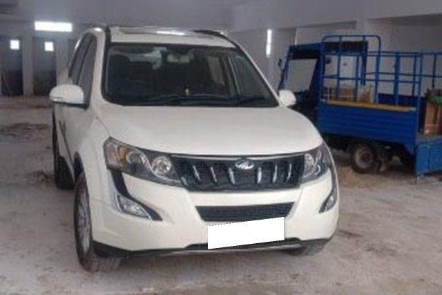 Mahindra XUV500 R W10 FWD Second-hand 2018 Mahindra XUV500 R W10 FWD for sale in Ahmedabad