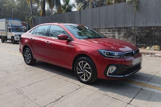 Second-hand 2024 Volkswagen Virtus टॉपलाइन एटी for sale in Mumbai