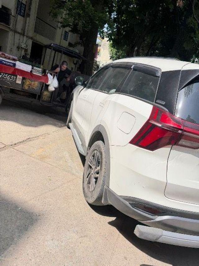 Second-hand 2023 Mahindra XUV700 AX5 5Str AT for sale in New Delhi