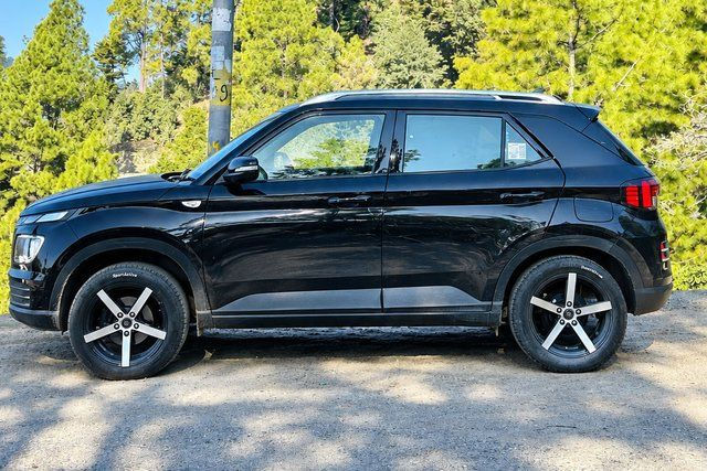 Hyundai Venue एस रेनफोर्स्ड 2023-2025 Second-hand 2023 Hyundai Venue एस रेनफोर्स्ड 2023-2025 for sale in New Delhi