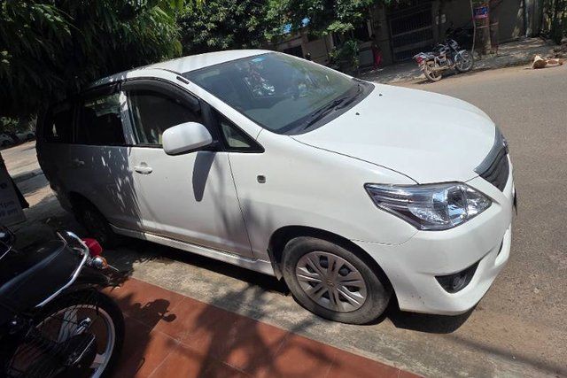 Second-hand 2013 Toyota Innova 2.5 E Diesel MS 8-seater for sale in Gwalior