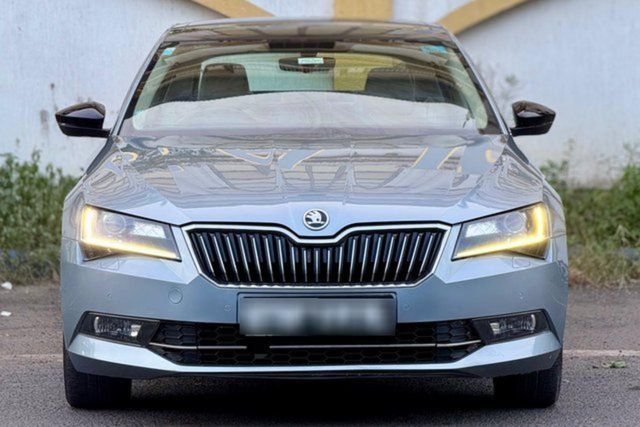 Skoda Superb LK 1.8 TSI AT Second-hand 2019 Skoda Superb LK 1.8 TSI AT for sale in Surat