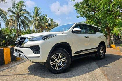 2025 Toyota Fortuner 4x2 डीजल एटी