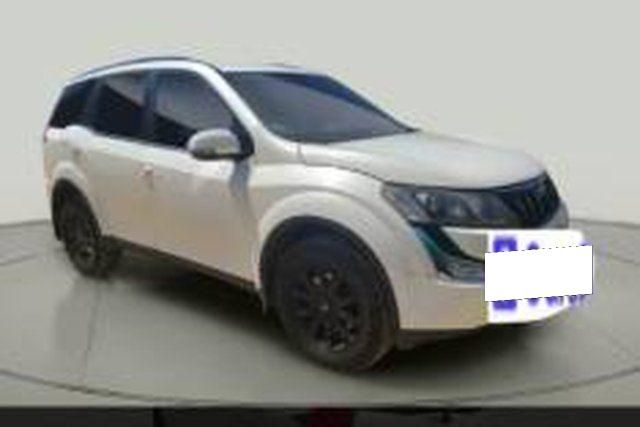 Mahindra XUV500 AT W10 AWD Second-hand 2017 Mahindra XUV500 AT W10 AWD for sale in Gandhinagar