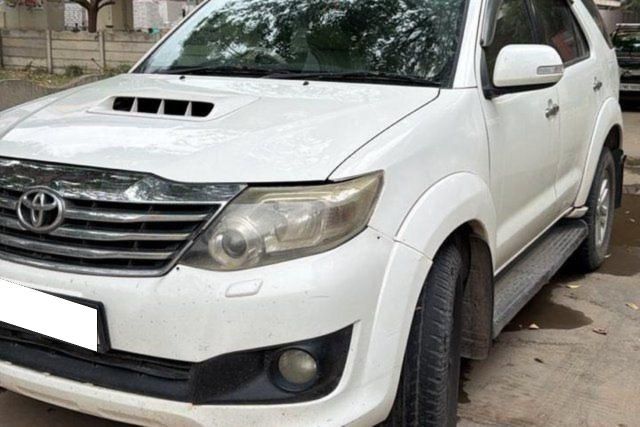 Second-hand 2013 Toyota Fortuner 4x2 AT for sale in Gandhinagar