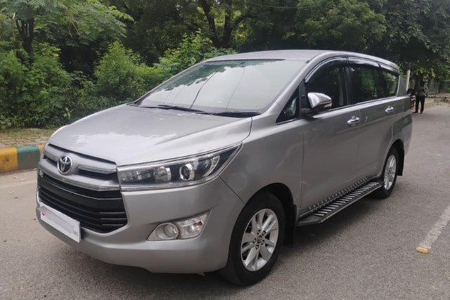 Toyota Innova Crysta 2.4 जेडएक्स MT बीएस4 Second-hand 2017 Toyota Innova Crysta 2.4 जेडएक्स MT बीएस4 for sale in Agra