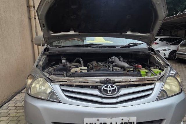 Toyota Innova 2.5 जी (Diesel) 7 Seater BS III Second-hand 2011 Toyota Innova 2.5 जी (Diesel) 7 Seater BS III for sale in Nashik